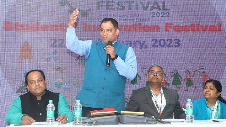 स्मार्ट फ्रेमिंग आईआईओटी डिवाइस किसानों की परेशानी को करेगी दूर, बच्चों ने दिये वैकल्पिक ऊर्जा के साधन